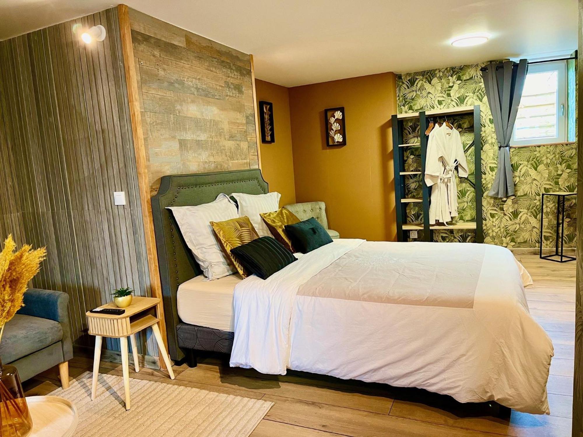 Le Manoir Des Haies Spa Les Champs-Géraux Exteriör bild